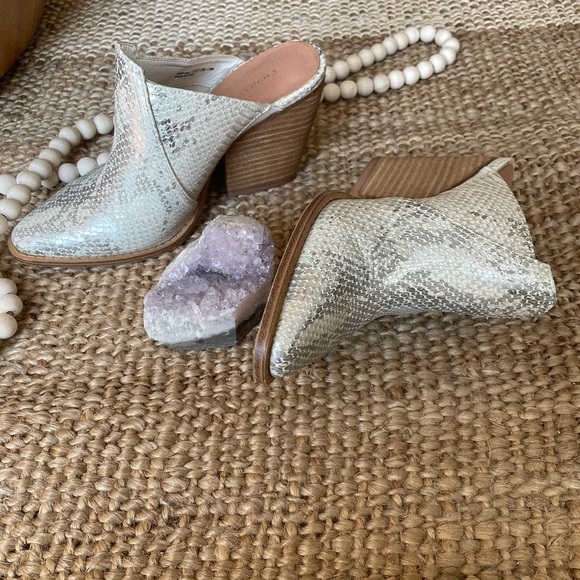 Chinese Laundry silver snake print mules~ size 7 - Picture 3 of 5